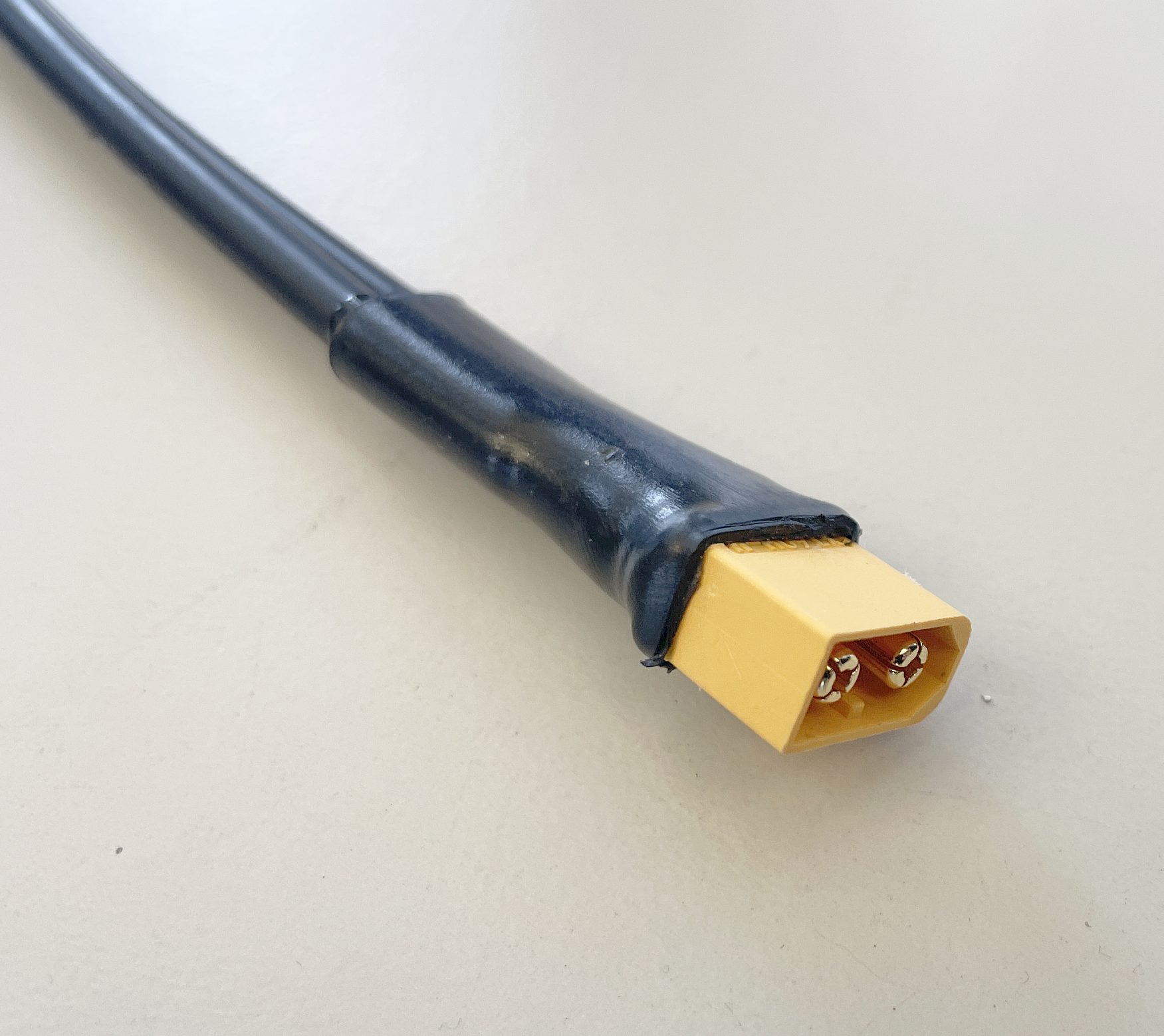 Adapter: XT60-Buchse auf Polklemmen–Schnellverschluss