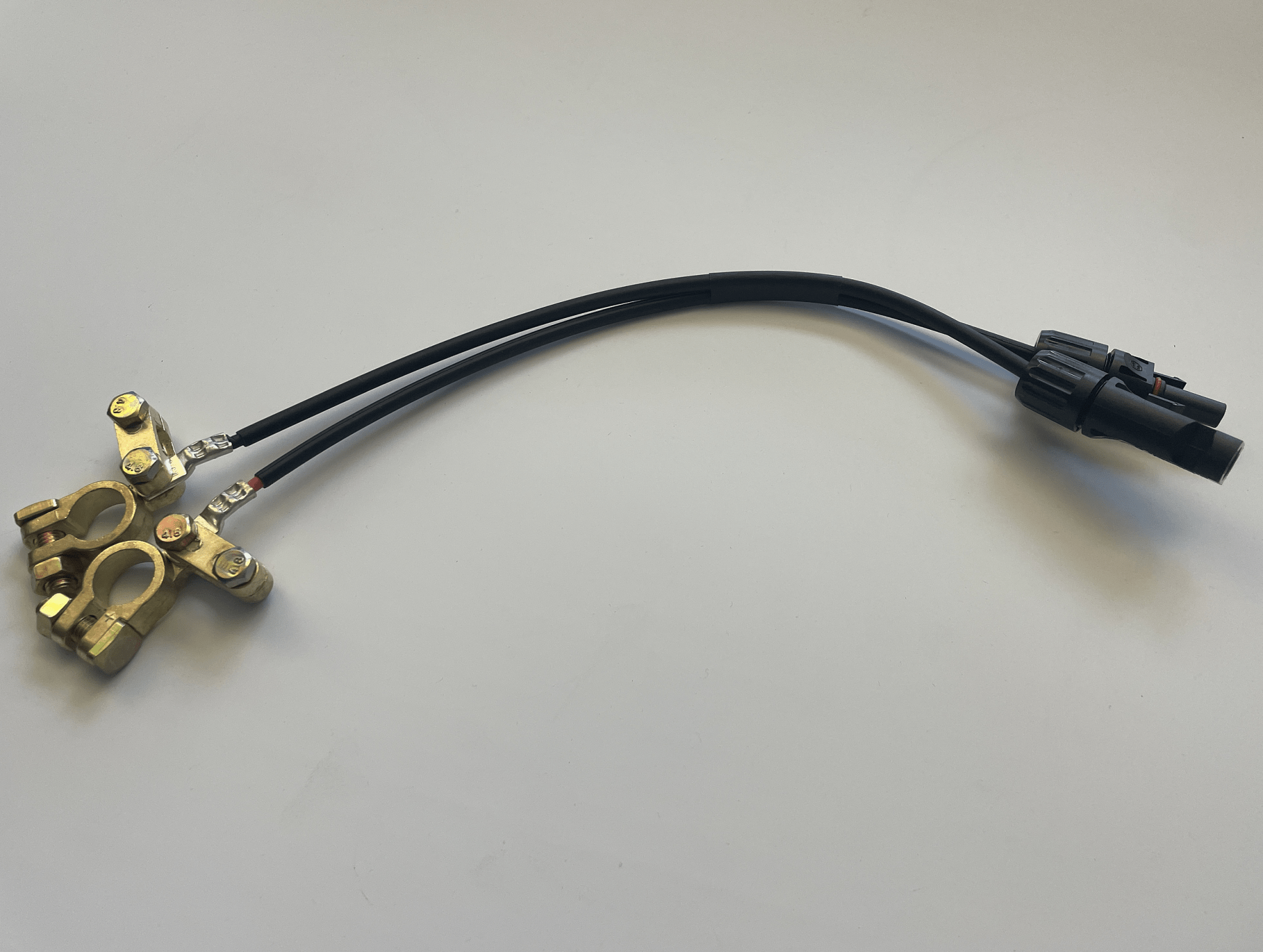 Adapter: MC4 auf Batteriepol - Schraubverschluss - Novon Energy